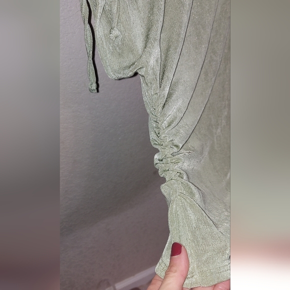 Y2k 00s Green Metallic Ruched Blouse ☆B  Famous Women's M •●Fitted Shiny Shirt●• - Picture 7 of 7